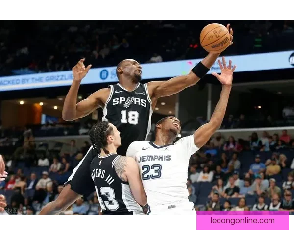 文班三节统治攻防狂揽19分15板7帽马刺七连胜大胜灰熊并送其无缘季后赛